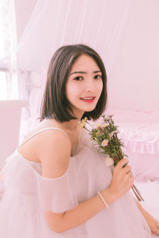 舞蹈生戴小玩具练劈叉