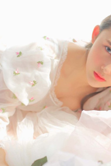 在车内缠绵的男女